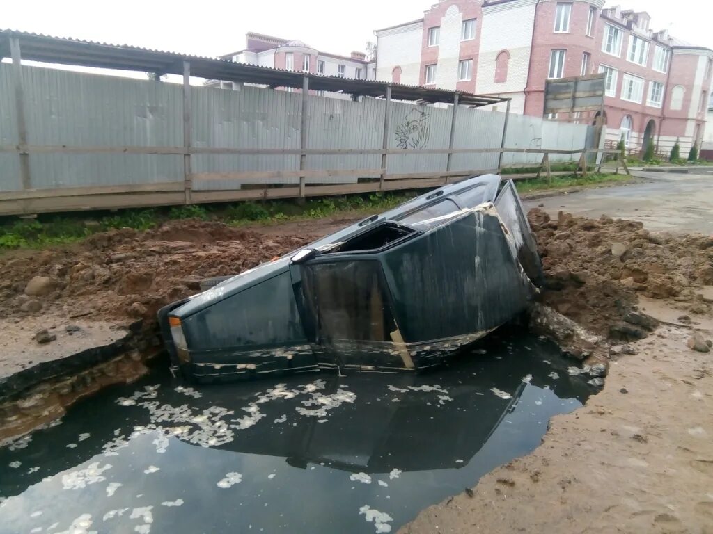 Авто утонула в дорожной яме. Машина утонула в яме. Ярославль машина провалилась. Машина провалилась под асфальт Ярославль. Утонул в яме