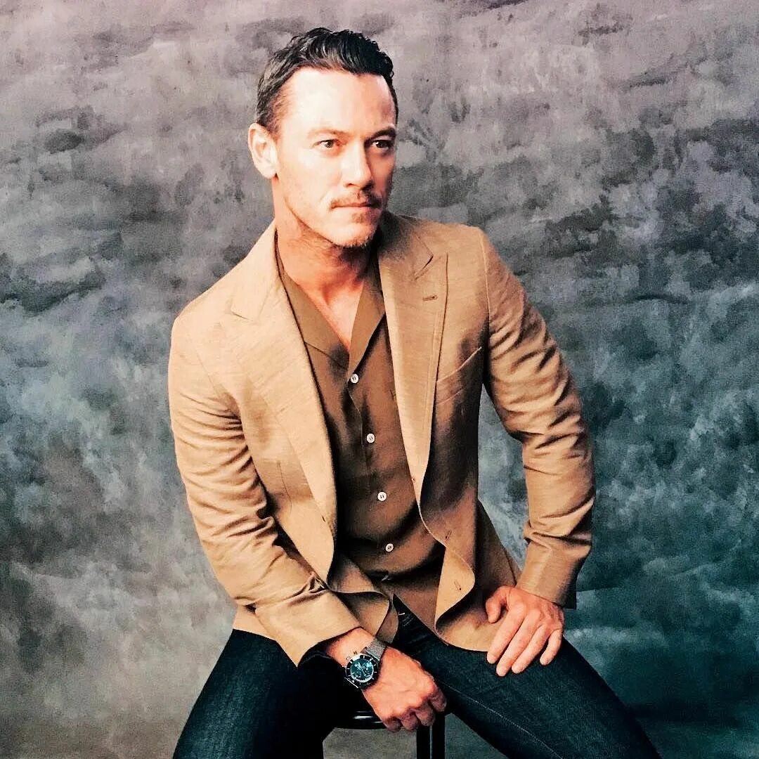 Luke evans. Люк Эванс. Люк Эванс красавец. Люк Эванс фото. Люк Эванс 2023.