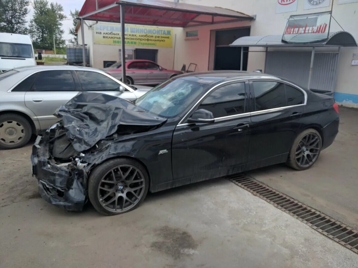 люди во дворе. разбитый 20. Samsung s8 стекло. разбитый 20. массовое дтп на ттк в москве.