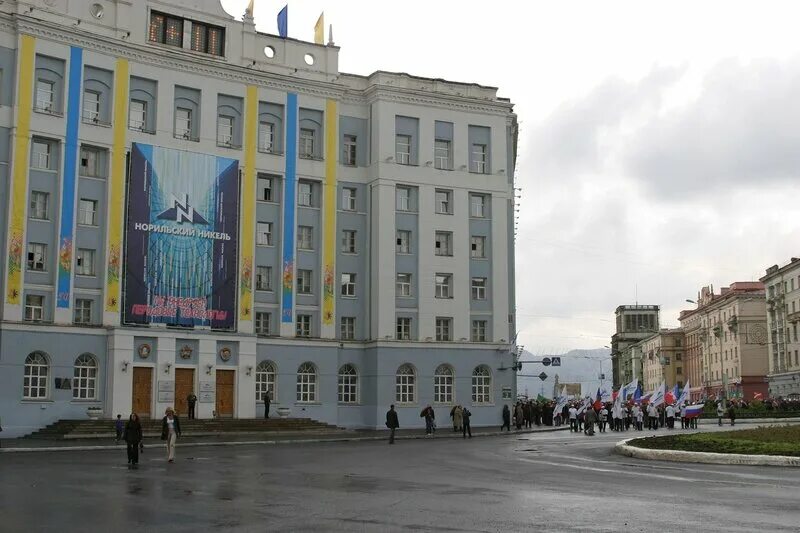 Здание норникеля норильск фото. Администрация города норильска. Администрация города норильска. Управление норильск. Норильск управление.