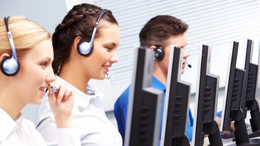 Оператор колл центра 2 2. Call центр офис. Профессия диспетчер. Оператор колл центра 2 2. Администратор с телефоном.