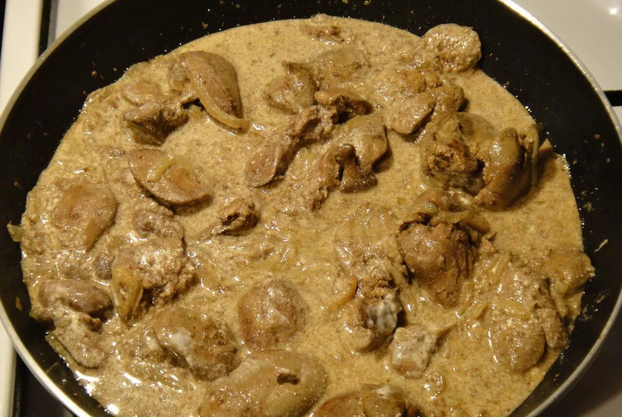 Жарим печень с луком и сметаной