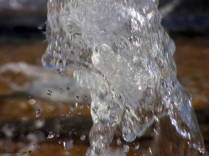 Затвердевшая вода. Застывшая вода. застывшая вода во сне. мозаика застывает водой.