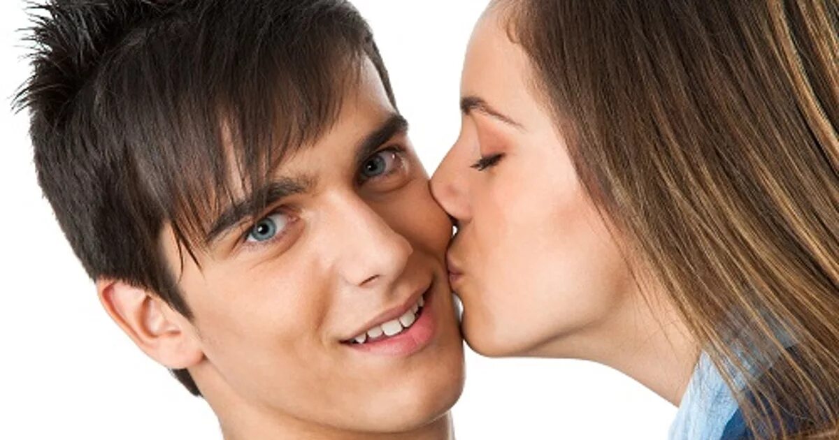 поцелуй в щеку. поцелуй в щеку. девушка целует парня в щеку. как целовать в щечку. целует в щечку.