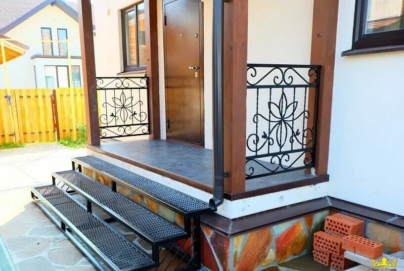 крыльцо 4 на 2. входные ступеньки. деревянные перила для крыльца. крыльцо из металла. крыльцо для частного дома с навесом.