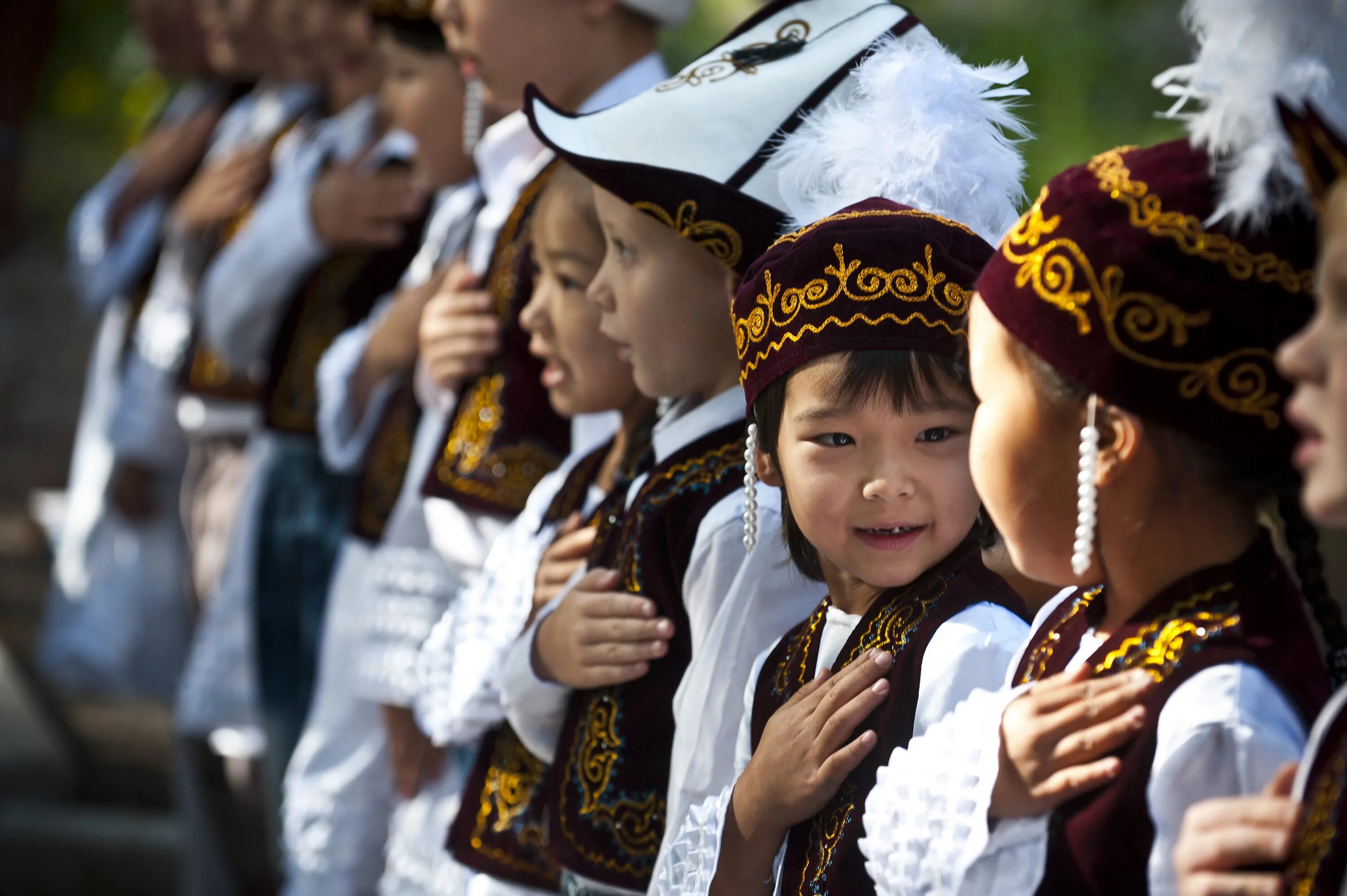 Киргизия народ. Счастливые дети Кыргызстана. Нации в Кыргызстане. Традиции Кыргызстана. Маленький киргиз