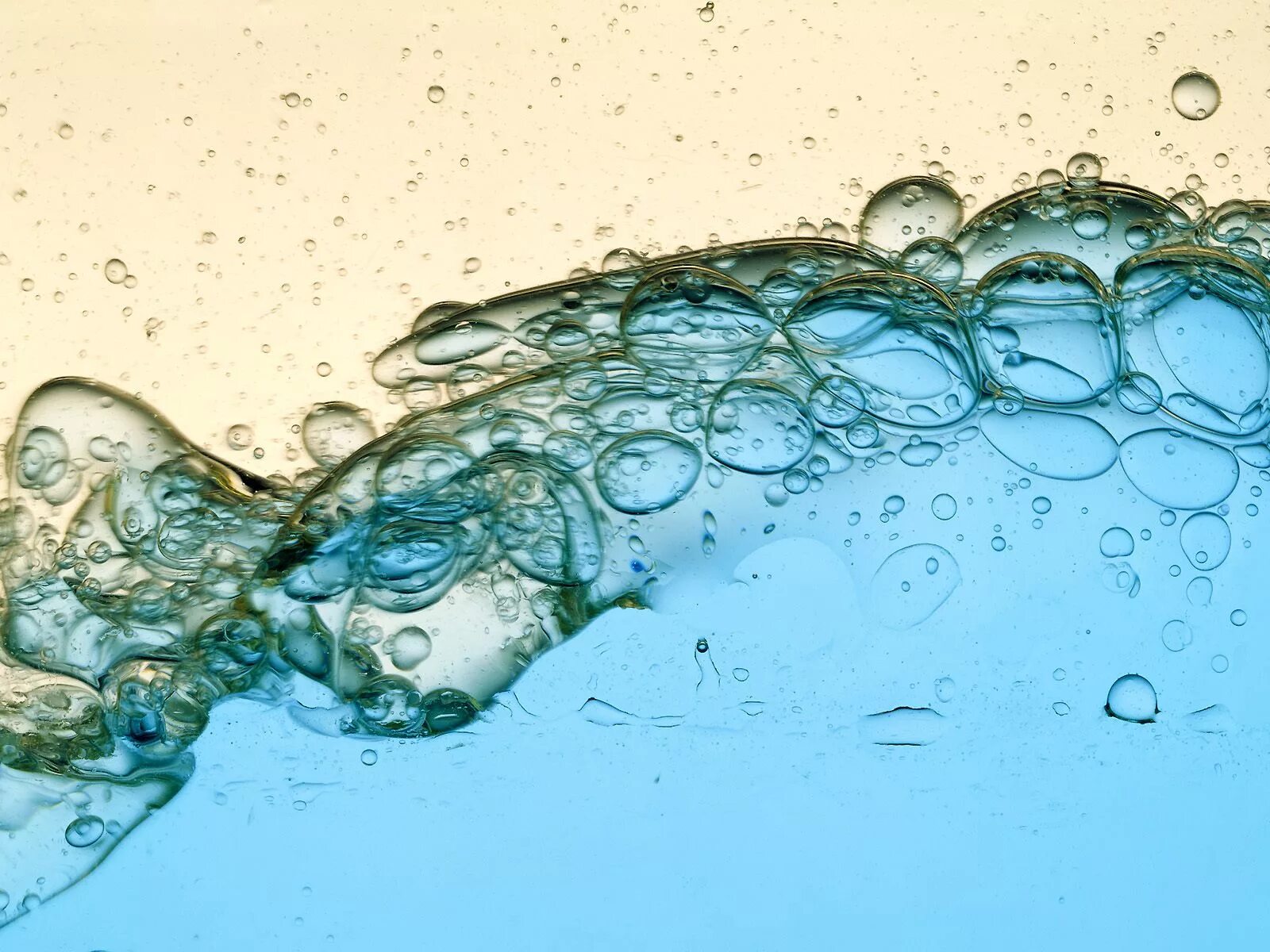 Смешанное с водой масло. Разлитая вода. Масло в воде. Капли масла в воде. Капли жира в воде.