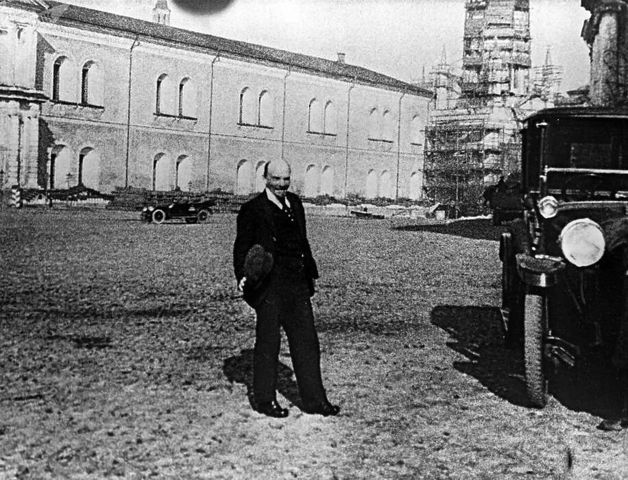 Первое покушение на ленина автомобиль. Фанни каплан покушение на ленина картина. Покушение на ленина на заводе михельсона картина. Фанни каплан покушение на ленина. Фанни каплан покушение на ленина картина.