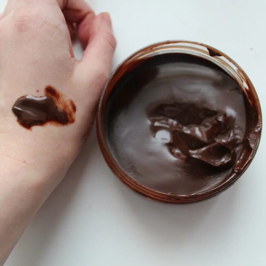 Шоколадное масло. Шоколадное масло в баночке. Эфирное масло шоколад. Лицо в шоколадном масле.