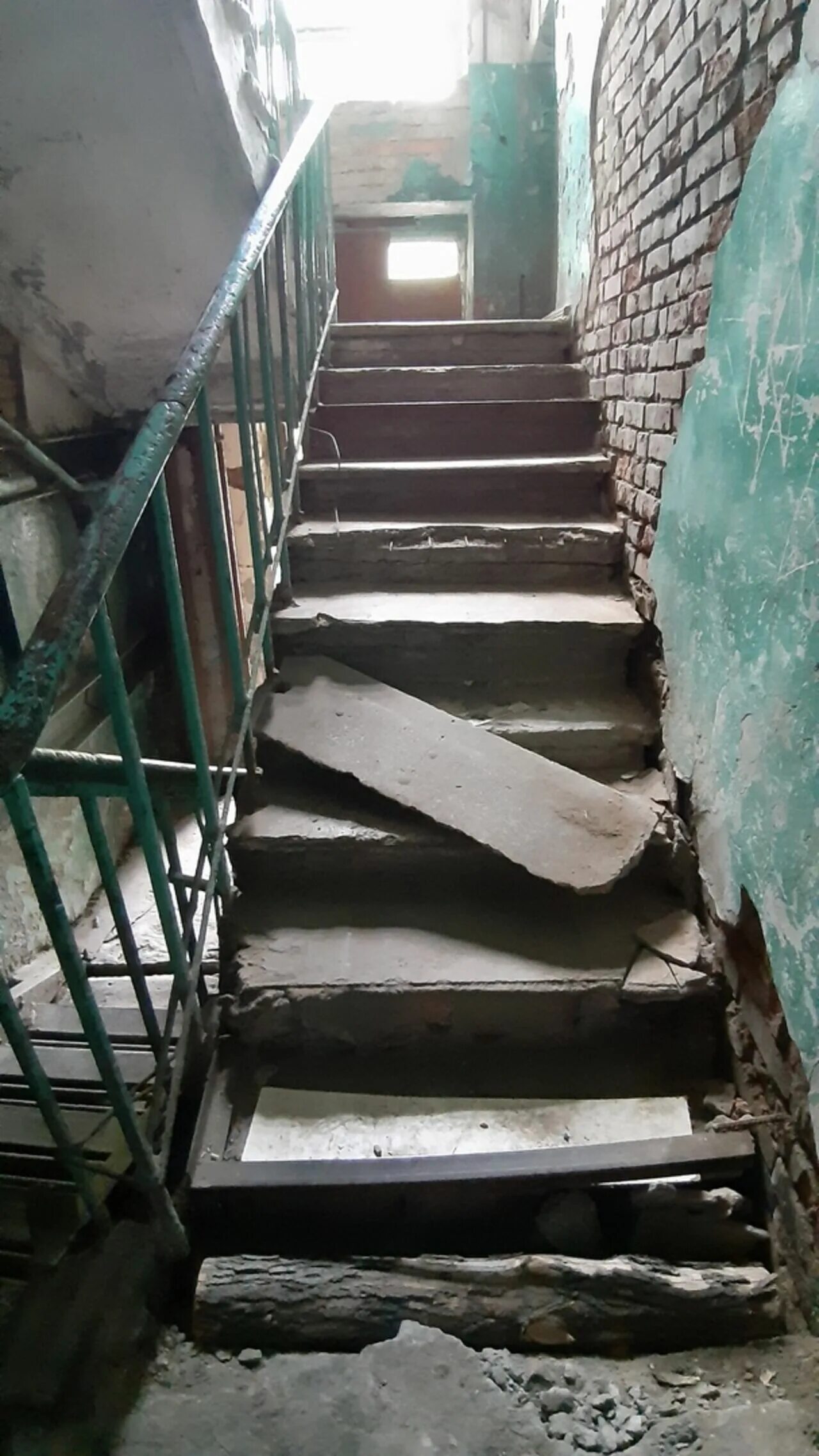 Аварийный подъезд. Лестница в подъезде. подъезд с деревянной лестницей. подъездные лестницы. ступени в подъезде.