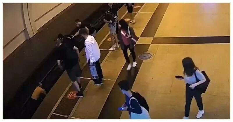 Почему плохо в метро. Мужчина упал на рельсы в метро.