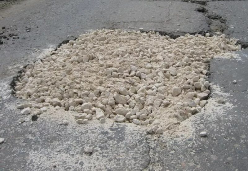 Плохая дорога засыпанная. Фундамент для печи. Засыпка ям на дорогах. Засыпка ямы на дороге. Яма в асфальте.