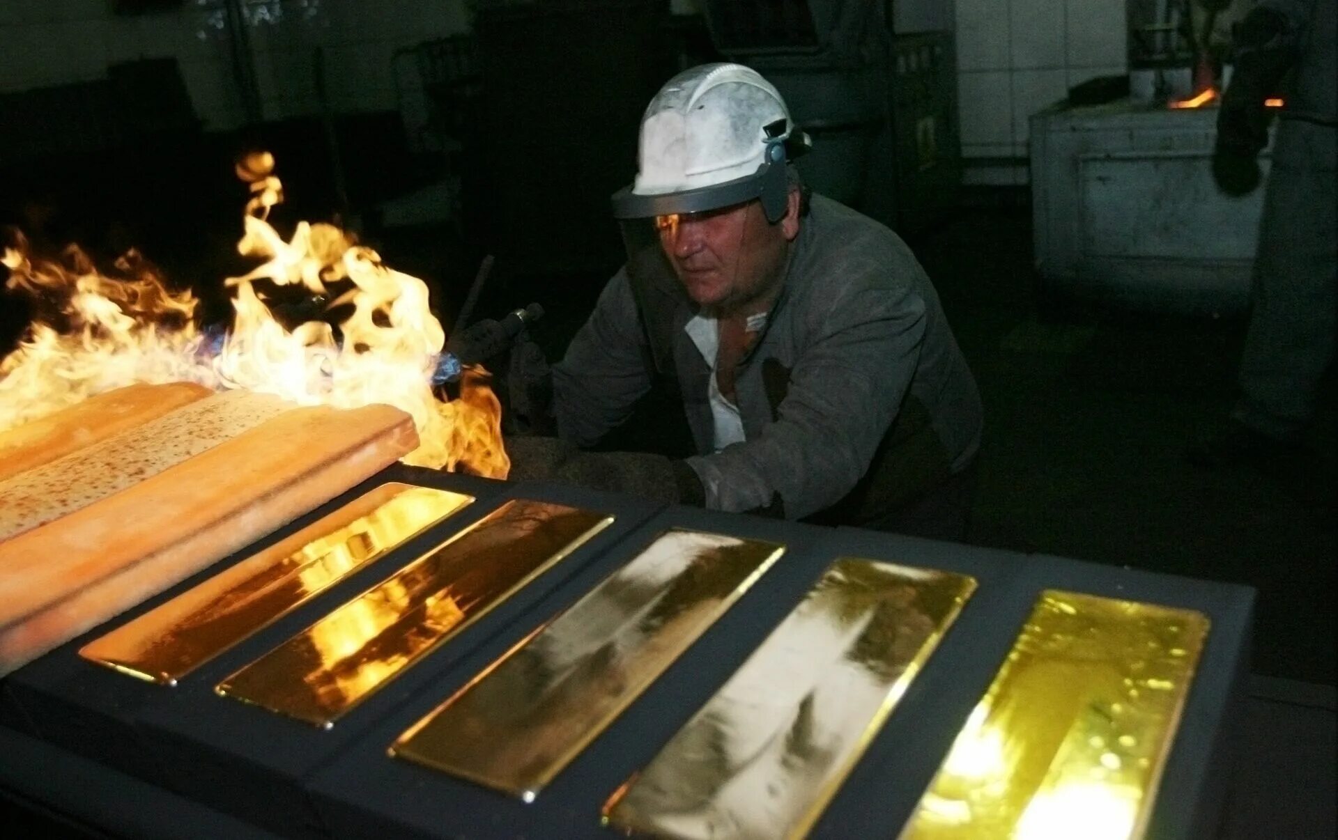 Металлургия добыча. Завод по переработке драгоценных металлов. Золотой слиток зиф. Красноярский завод цветных металлов слитки. Российские аффинажные заводы золота.