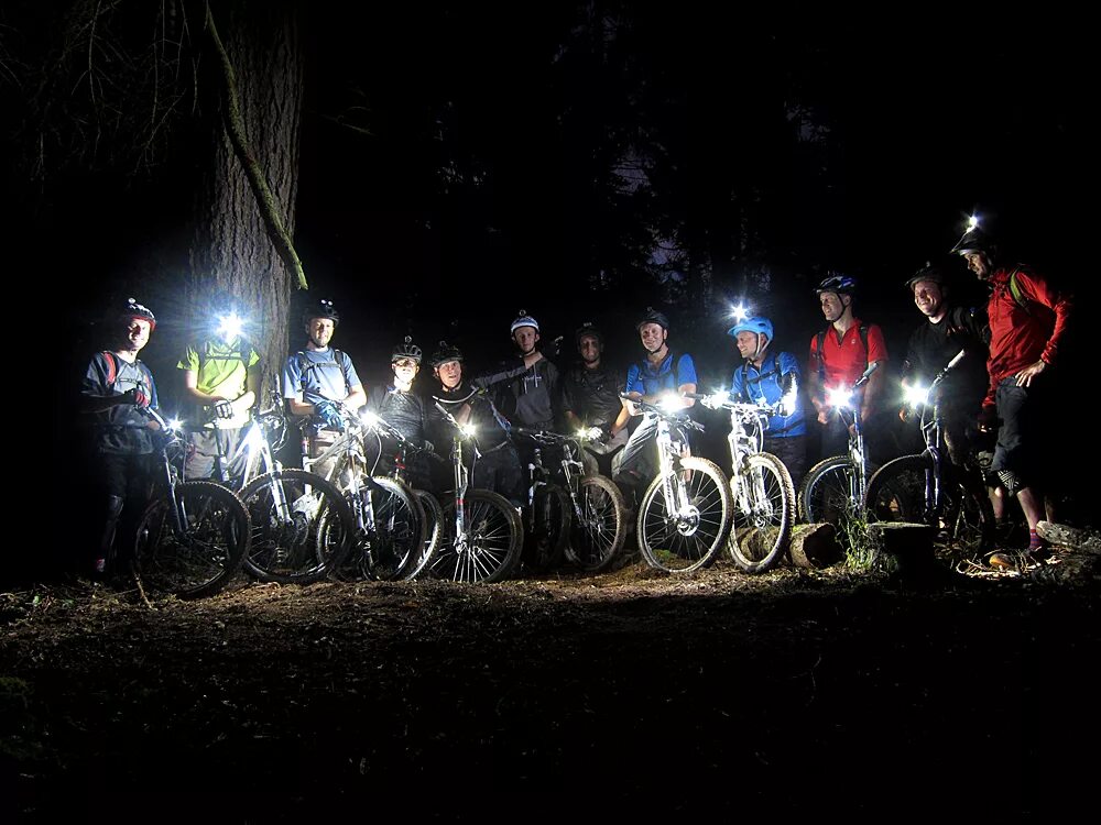 Bike night. Велосипед ночью. Велосипедист ночью. Велосипед ночью в лесу. Ночью на велосипеде по лесу.