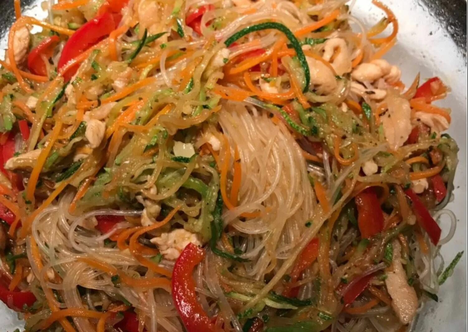 Фунчоза с куриной грудкой и овощами. Салат с фунчозы с курицей и овощами. Фунчоза по-корейски с куриной грудкой. Фунчоза с овощами в соевом соусе
