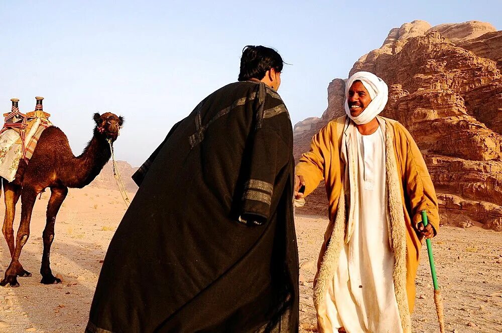 Верхняя одежда бедуинов 6 букв. Бедуины Аравийского полуострова. Одежда бедуинов. Одежда бедуинов в пустыне. Наряд бедуина.