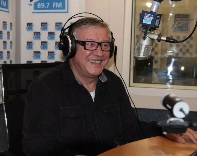 Василий уткин матч тв. Комментатор ббс. Alan smith commentator. Радио комментатор. Журналист василий уткин.