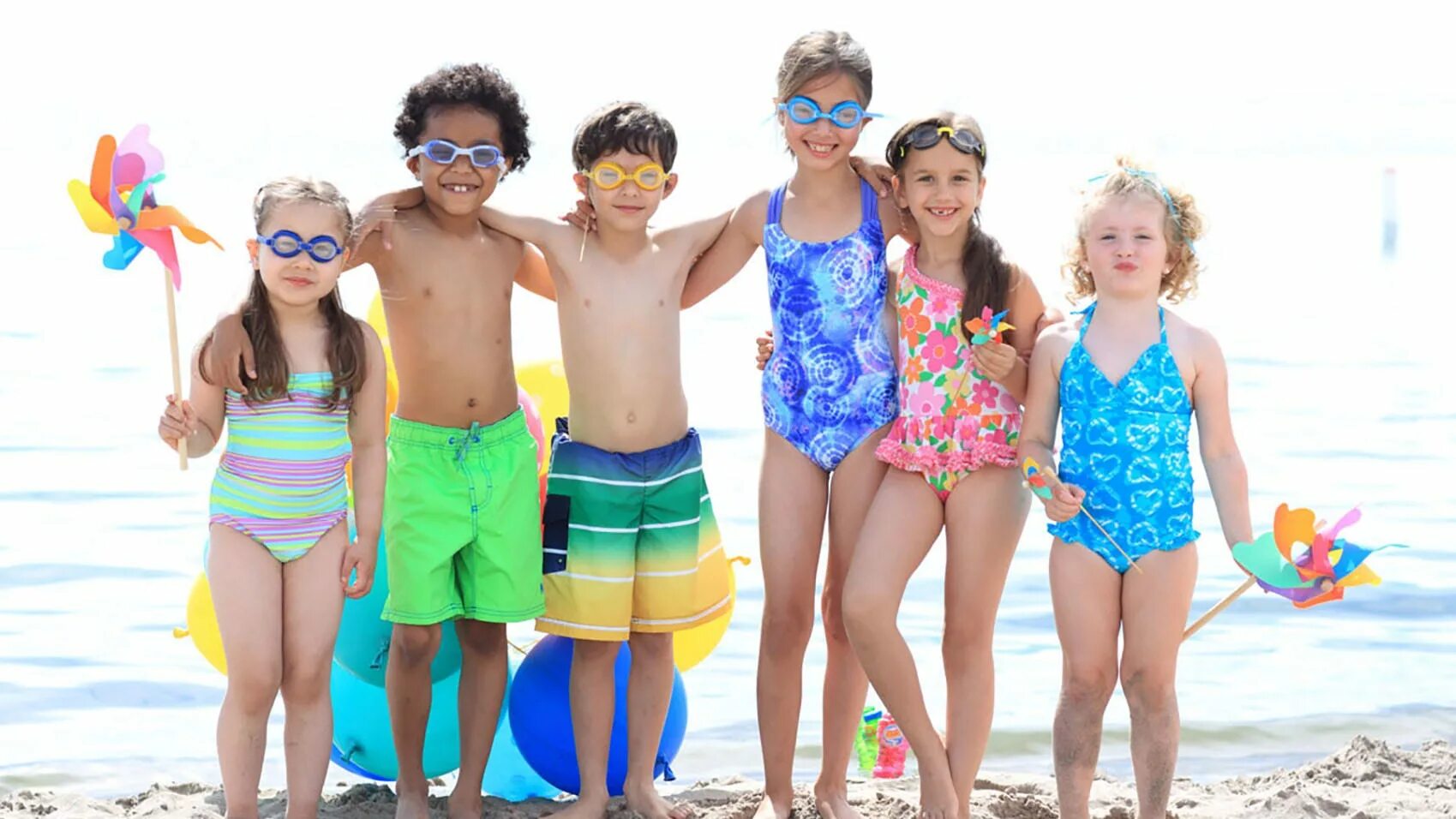 Children like to take. Лето дети море. Лето пляж дети. Одежда на пляж для детей. Kids море.