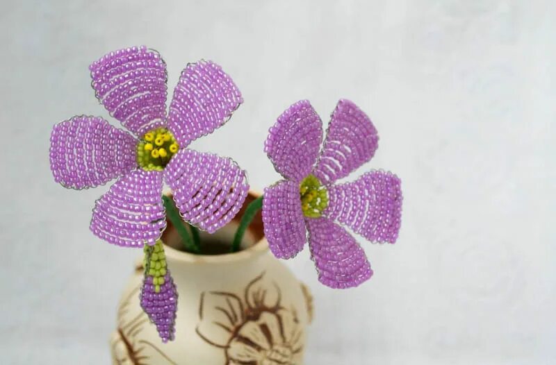 бисероплетение. бисероплетение цветов для начинающих. плетение бисером. василек из стекляруса. бисер цветы махровая фиалка.