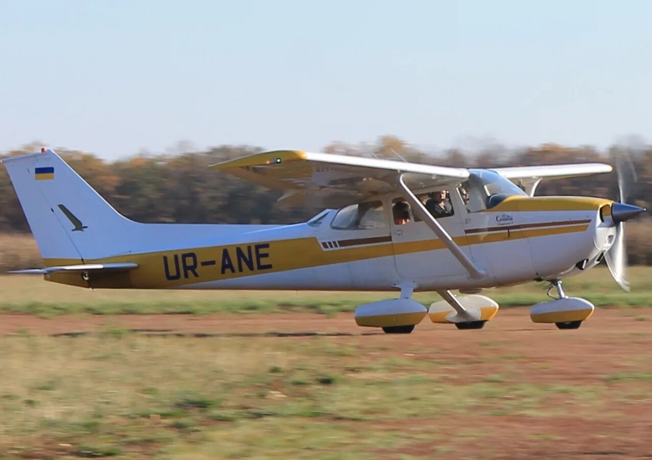 Самолеты с верхним расположением крыльев. Лизинг воздушного судна. Спортивный самолет су-26. Купле продаже воздушных судов. Авиационный лизинг.
