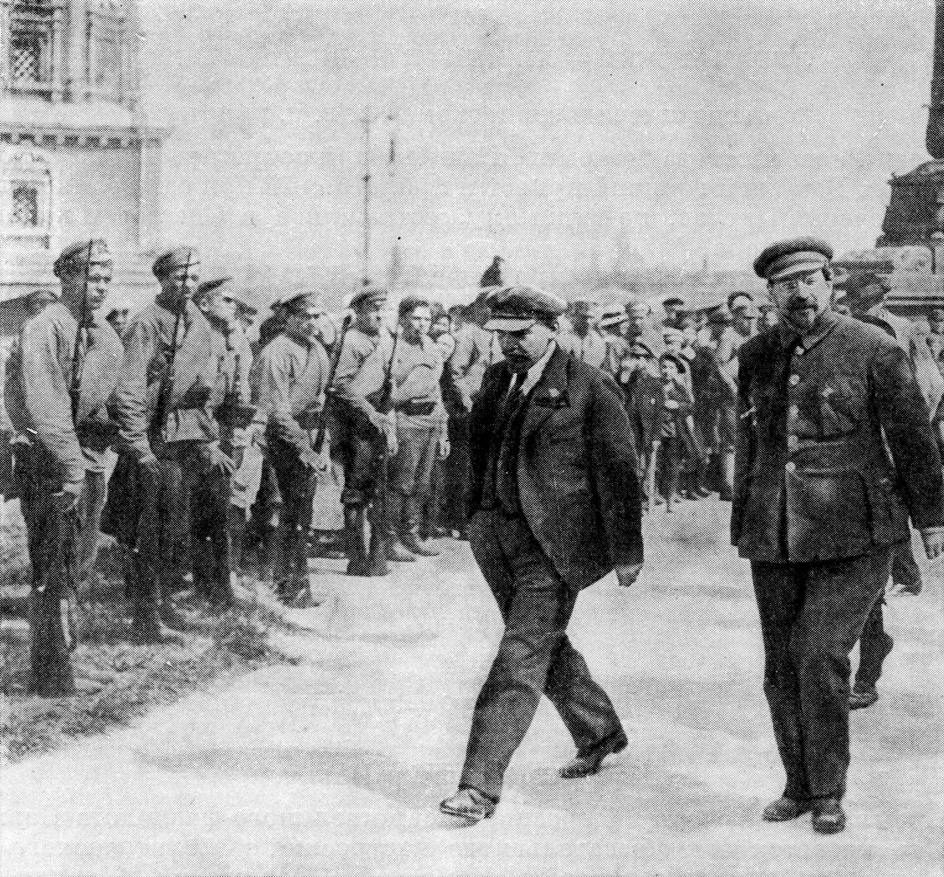 Ленин и Луначарский. Ленин и Луначарский фото. Первым наркомом просвещения
