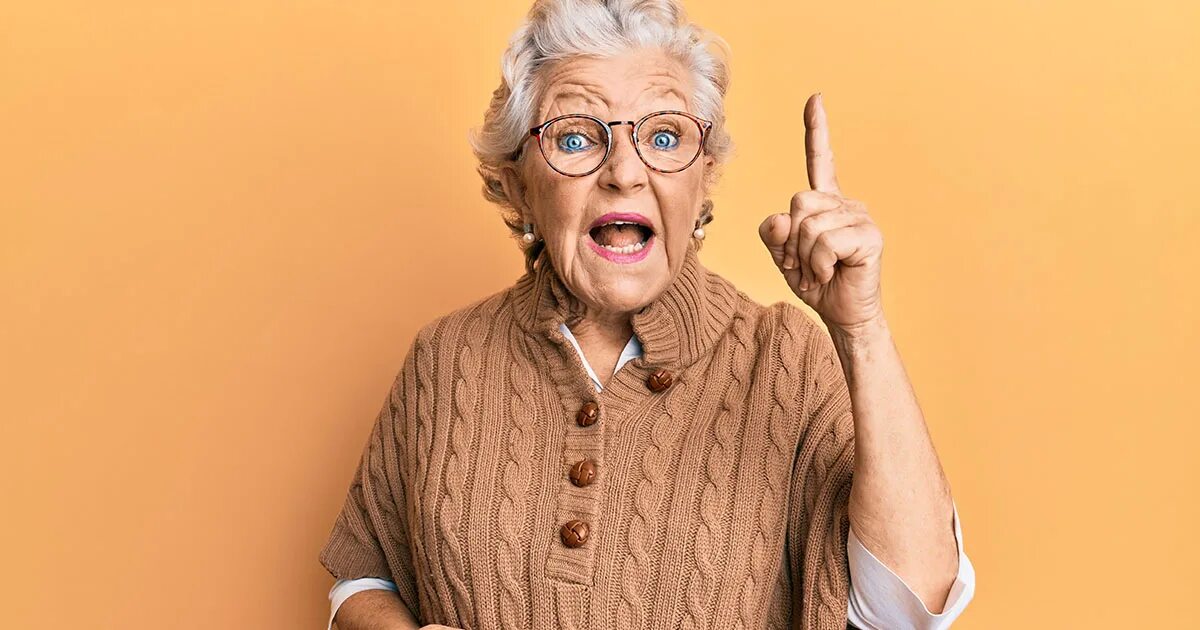 Бабушка а ничего нет. Бабушка пришла на работу. Бабка. Ничейная бабушка. Бабушка водитель автобуса.