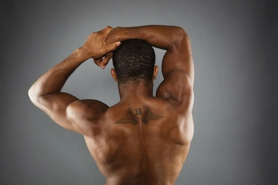 Накаченная спина. Мужская спина. Мужчина со спины. Мускулы спины. Я использую мускулы для доминирования