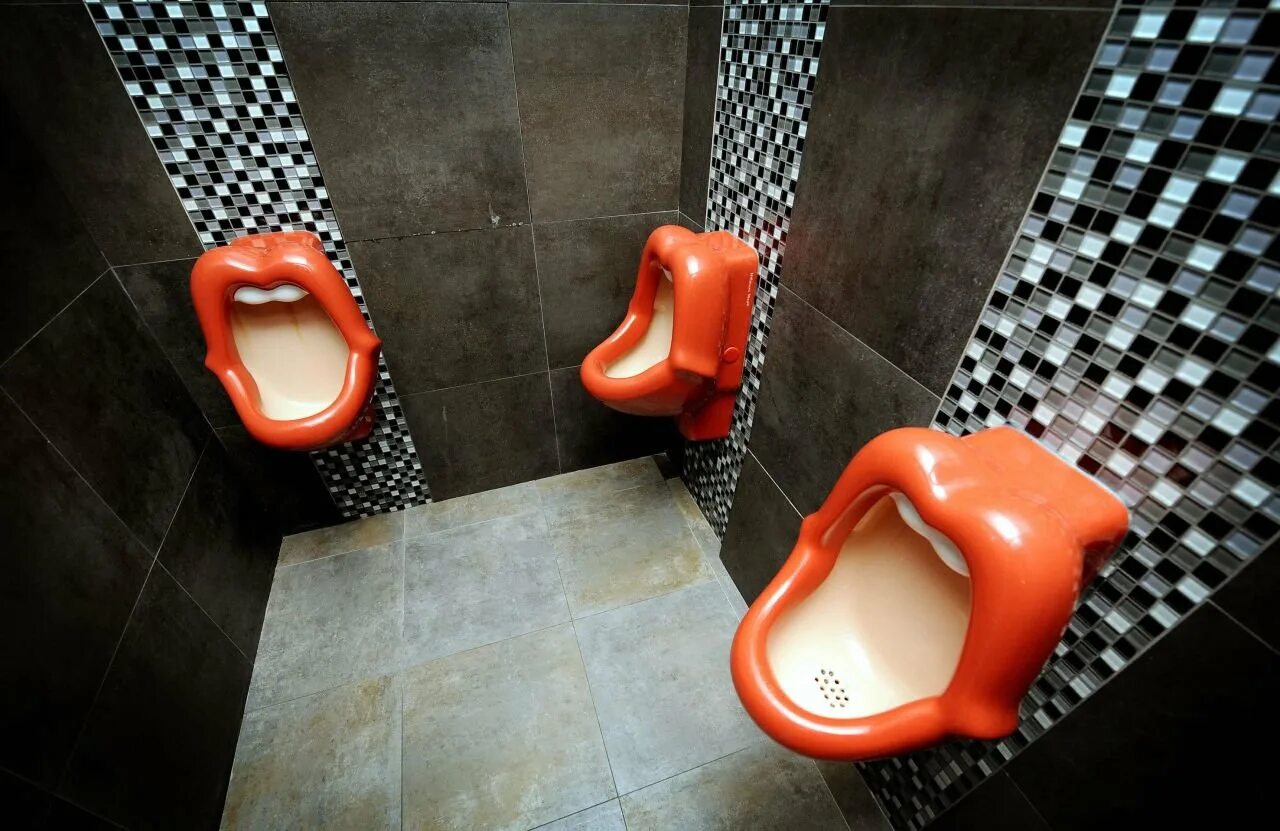 Включи сильный туалет. Креативный унитаз. Необычные унитазы. Необычные туалеты. Необычные унитазы писсуары.