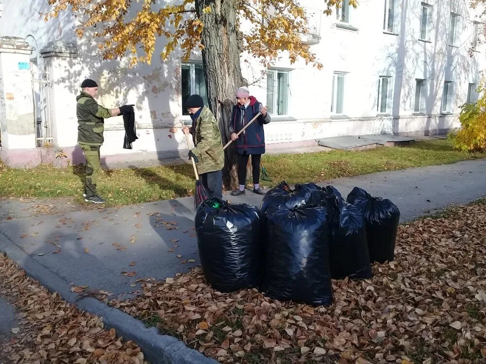 Субботник в МКД. Фото субботник МКД. Субботник жителей многоквартирного жилого дома фотографии. Уборка города города Омска фото. Сайт ук перспектива