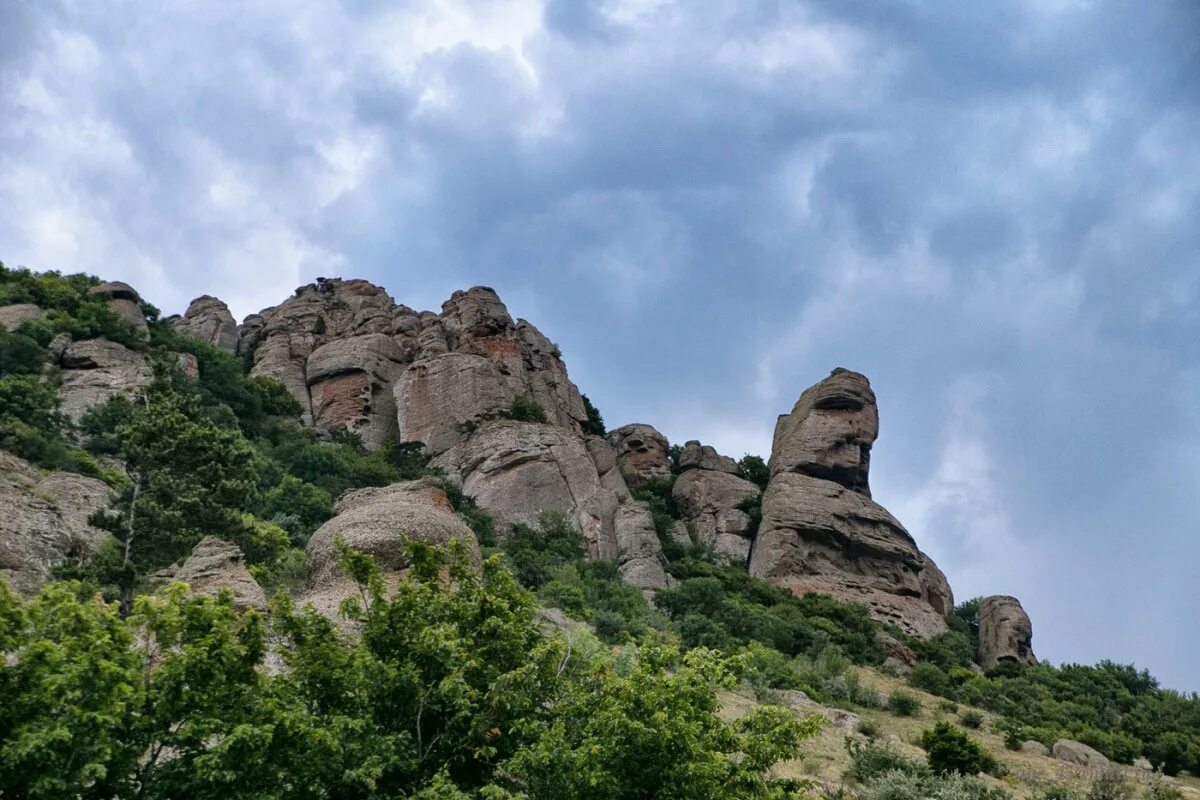 Гора кузнец в крыму как называется. Гора южная демерджи крым. скалы демерджи алушта. демерджи алушта голова екатерины. демерджи голова екатерина крым.