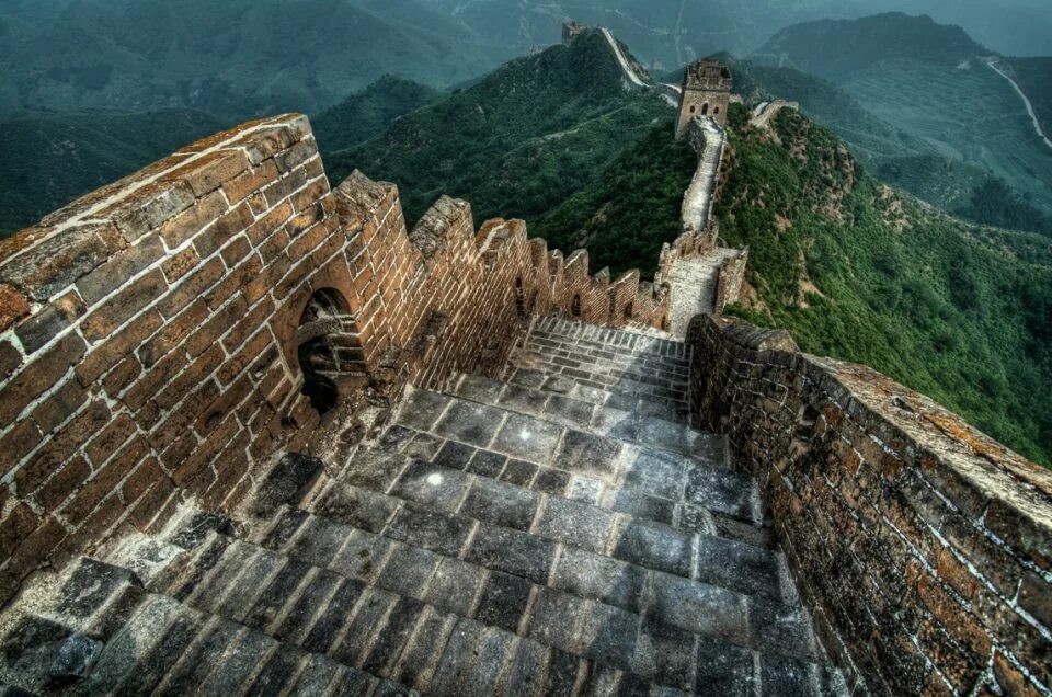 Где есть стена. Великая китайская стена Династия Цинь. Великая китайская стена вид с космоса. Великая китайская стена фото из космоса. Великая китайская стена снимок из космоса.
