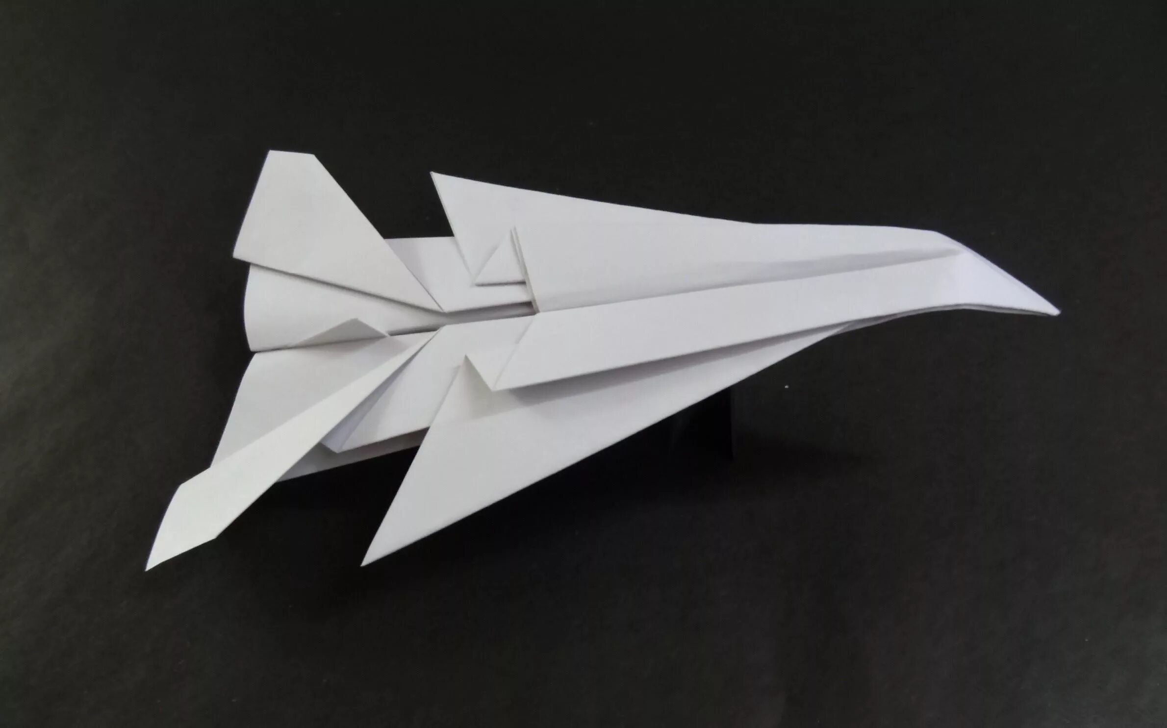 Бумажный истребитель. Оригами самолёт истребитель ф16. Оригами военный самолет. Самолет истребитель из бумаги.