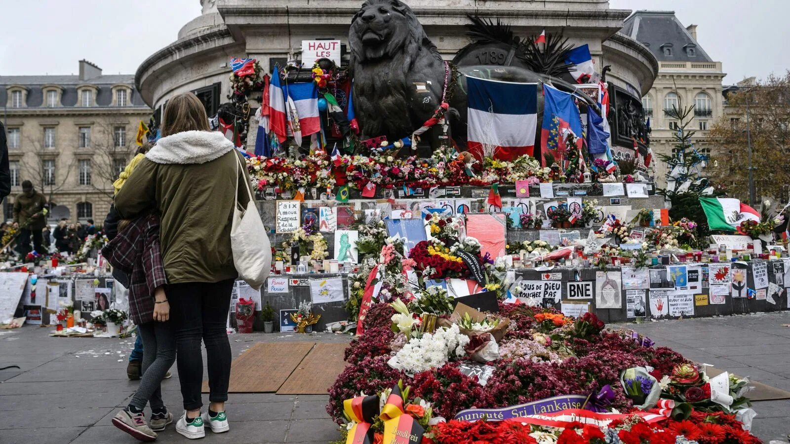 Париже 13 ноября. 13 Ноября 2015 Франция теракт. Террористические акты в Париже 13 ноября 2015 года.