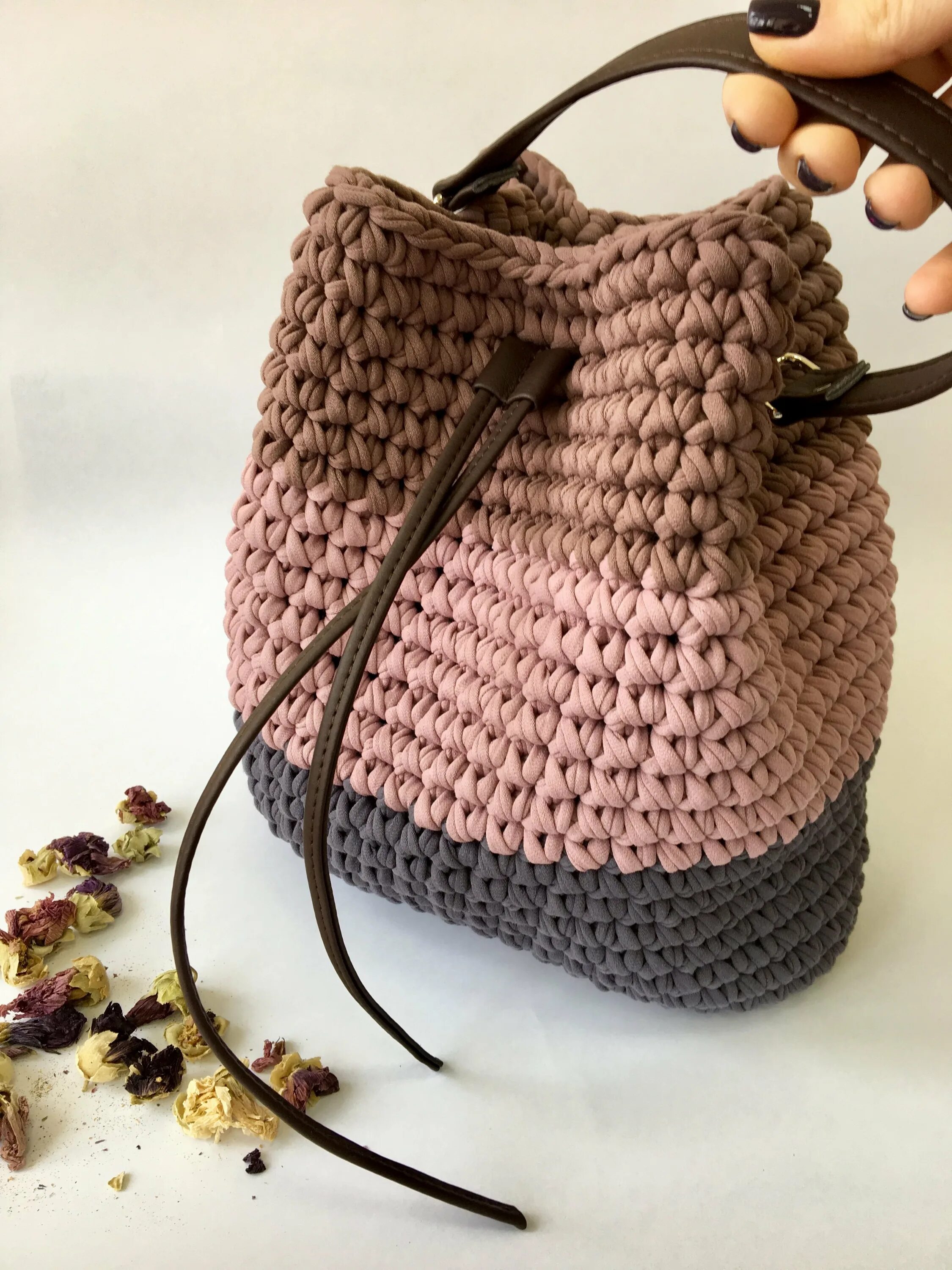 Сумка торба из трикотажной пряжи крючком. Bolso Crochet сумка. Вязаная сумочка торба трикотажная пряжа. Сумка торба из трикотажной пряжи крючком мастер класс.