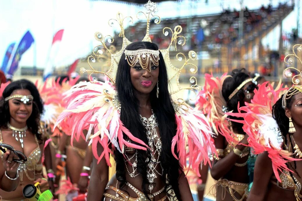 Дать гватемалу и два барбадоса. Барбадос карнавал «Crop over Festival» Рианна. Барбадос коренные жители. Барбадос Национальная одежда. Барбадос фестиваль.