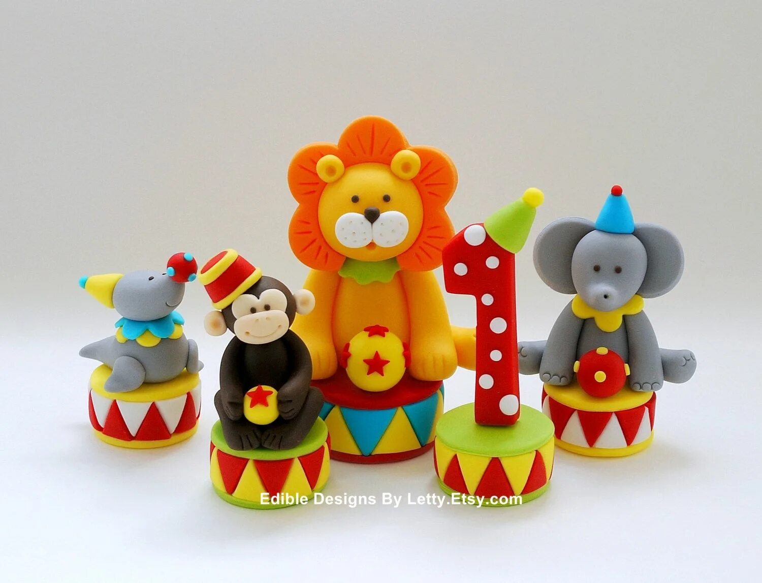 Аппликация арена цирка. Лепка из пластилина клоун. Как слепить цирковой цирк. Торт в цирковом стиле. Лепка клоун.