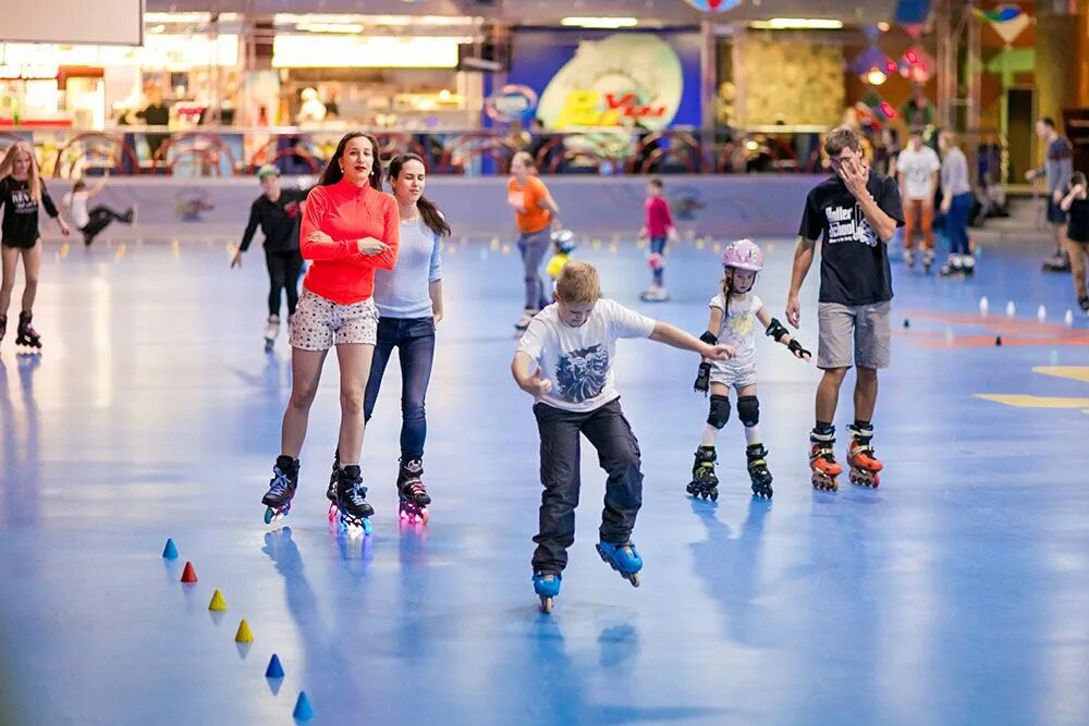 роллердром роллхолл на тульской. роллердром в москве ролл холл. роллердром в омске в маяке. крытый роллердром. крытый роллердром.