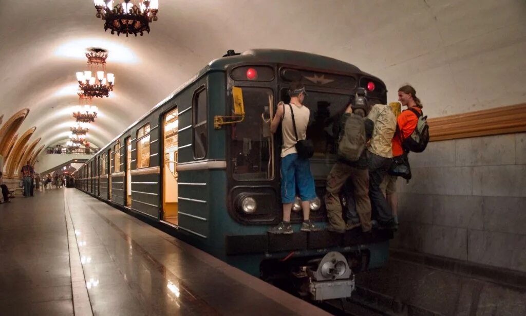 Переехало метро. Станция МИТРО Студенческая. Поезд метро.