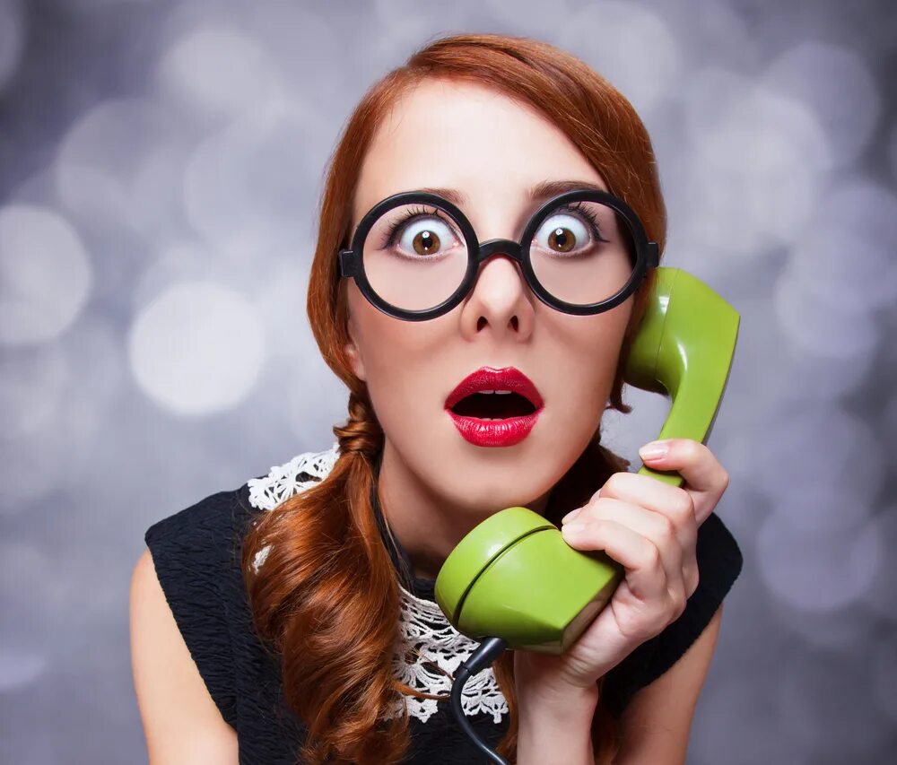 Calling me to stay. Удивленная девушка. Удивленная девушка в очках. Смешные женщины. Женщина с телефонной трубкой.