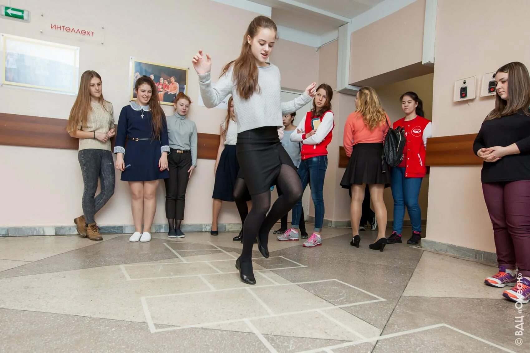 Видео семиклассницы. Девчонки на перемене. Старшеклассники в школе на перемене. Девочки на перемене в школе. Девушка перемены.