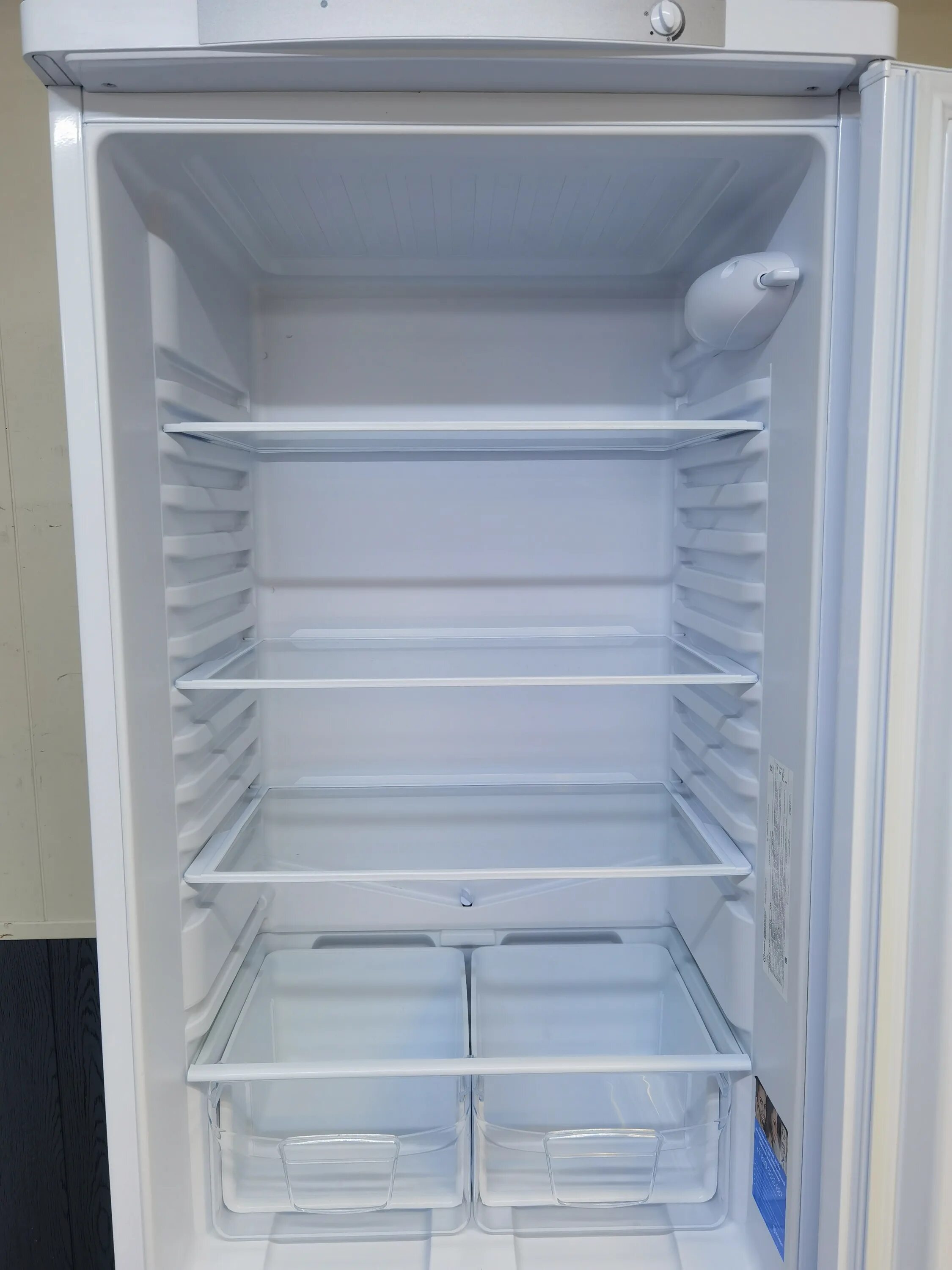 Индезит нижний новгород. Индезит 101 холодильник. Холодильник Индезит ЕС 15.