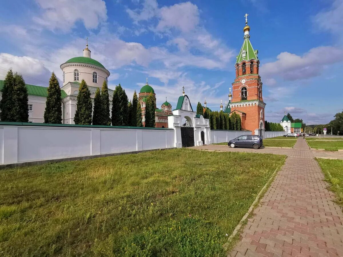 Западный троекуровский пруд. Троекуровский женский монастырь после реконструкции. Троекуровский лес Москва. Троекуровский проезд.