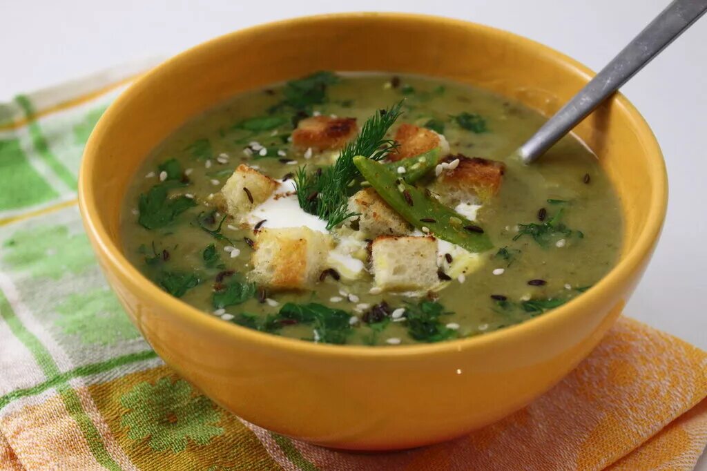 щи зеленые. борщ со шпинатом. чечевичный суп из зеленой чечевицы. борщ с щавелем. щавелевый борщ с яйцом.