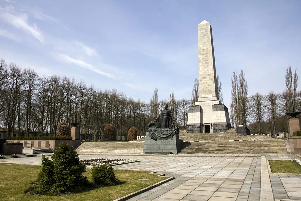 Какие есть военные памятники. Советский военный мемориал в шёнхольцер Хайде Берлин. Советский военный мемориал в Панкове Берлин. Берлин Панков мемориальное кладбище. Мемориал павшим советским воинам в Панкове.