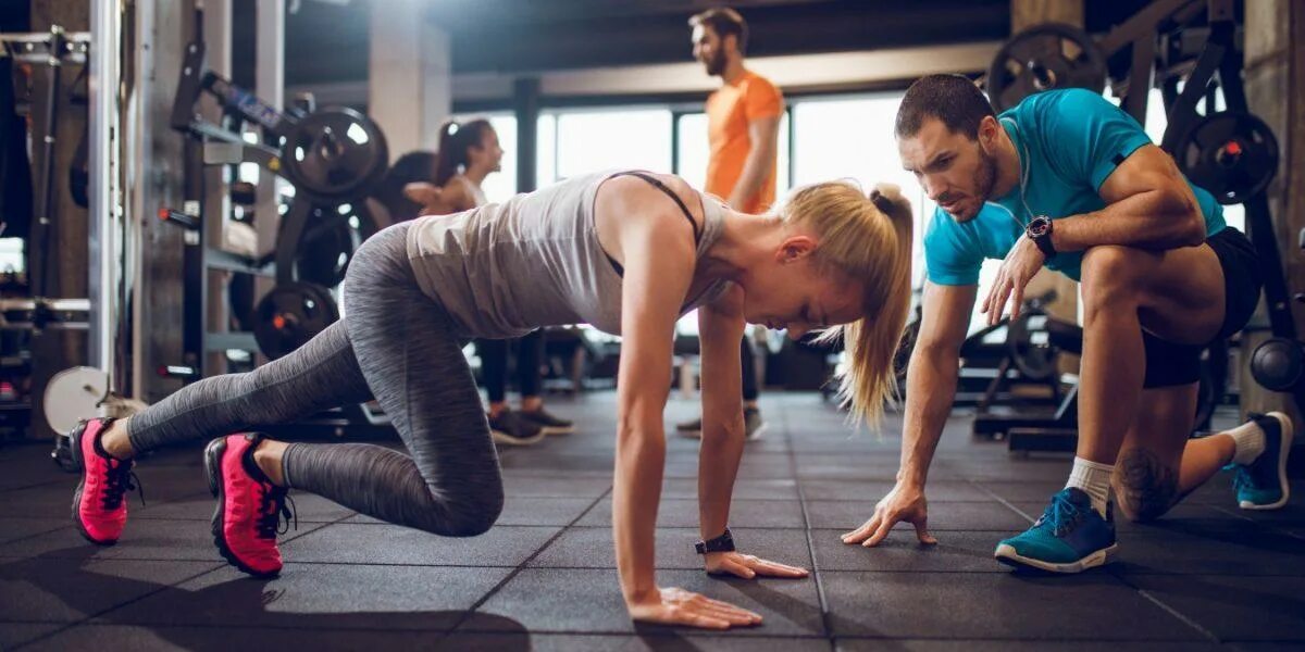 Две тренировки подряд. Занятие спортом. Фото девушки в спортзале со спины. Двойная тренировка. Занятие спортом.