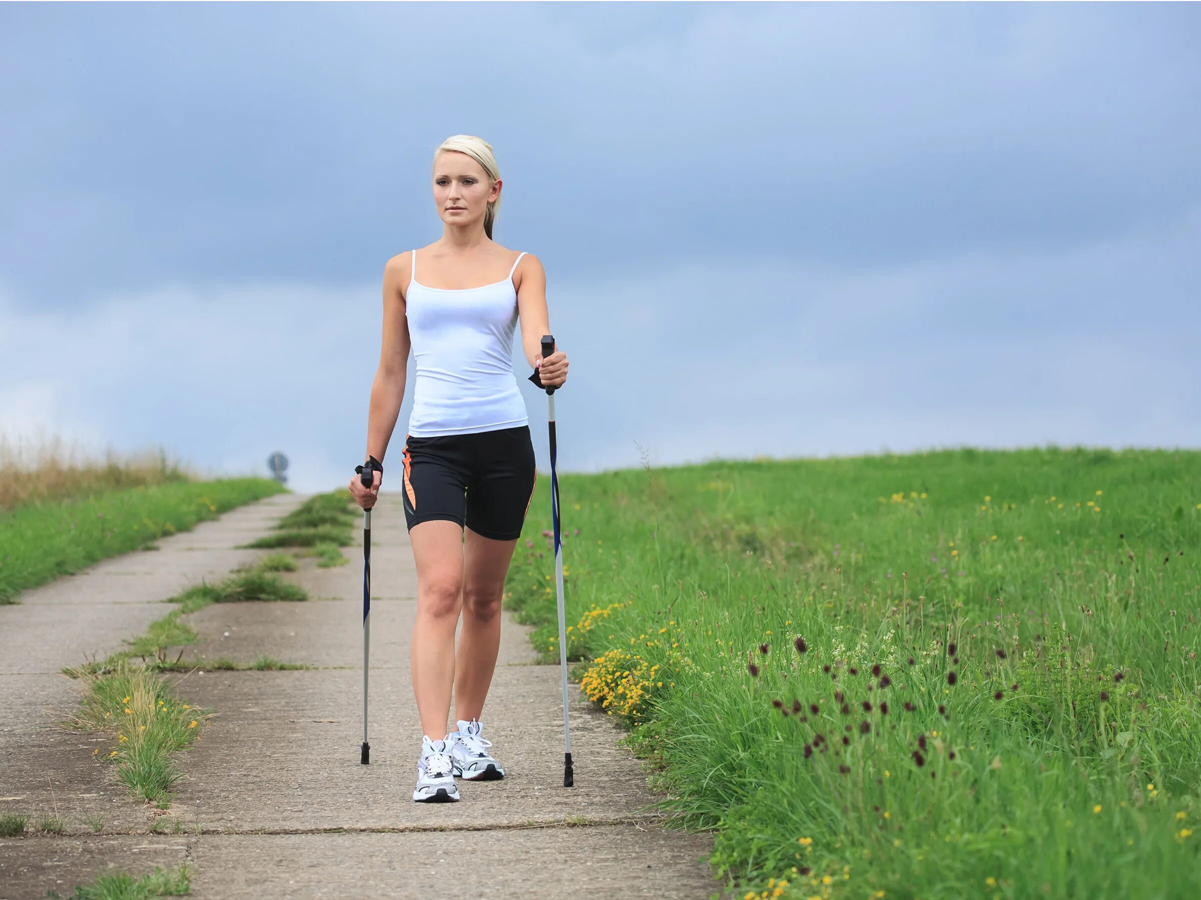 обычная ходьба для похудения. зож ходьба для похудения с сарматом дома. толстый мужчина бежит. северная ходьба. терренкур оздоровительная ходьба.
