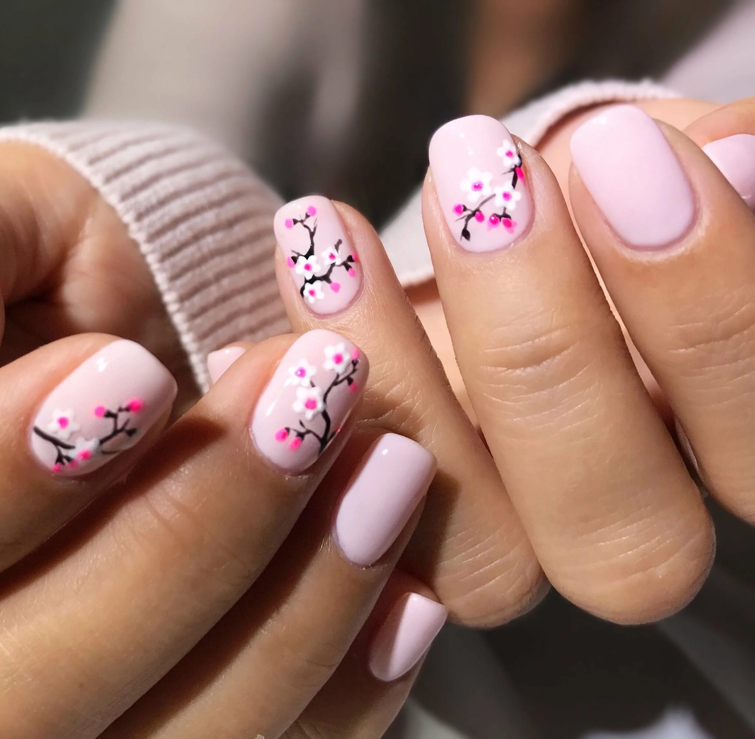 Красивые ногти на весну. Весенний маникюр розовый. Идеи весеннего маникюра. Маникюр на короткие ногти с цветочками. Милые дизайны ногтей