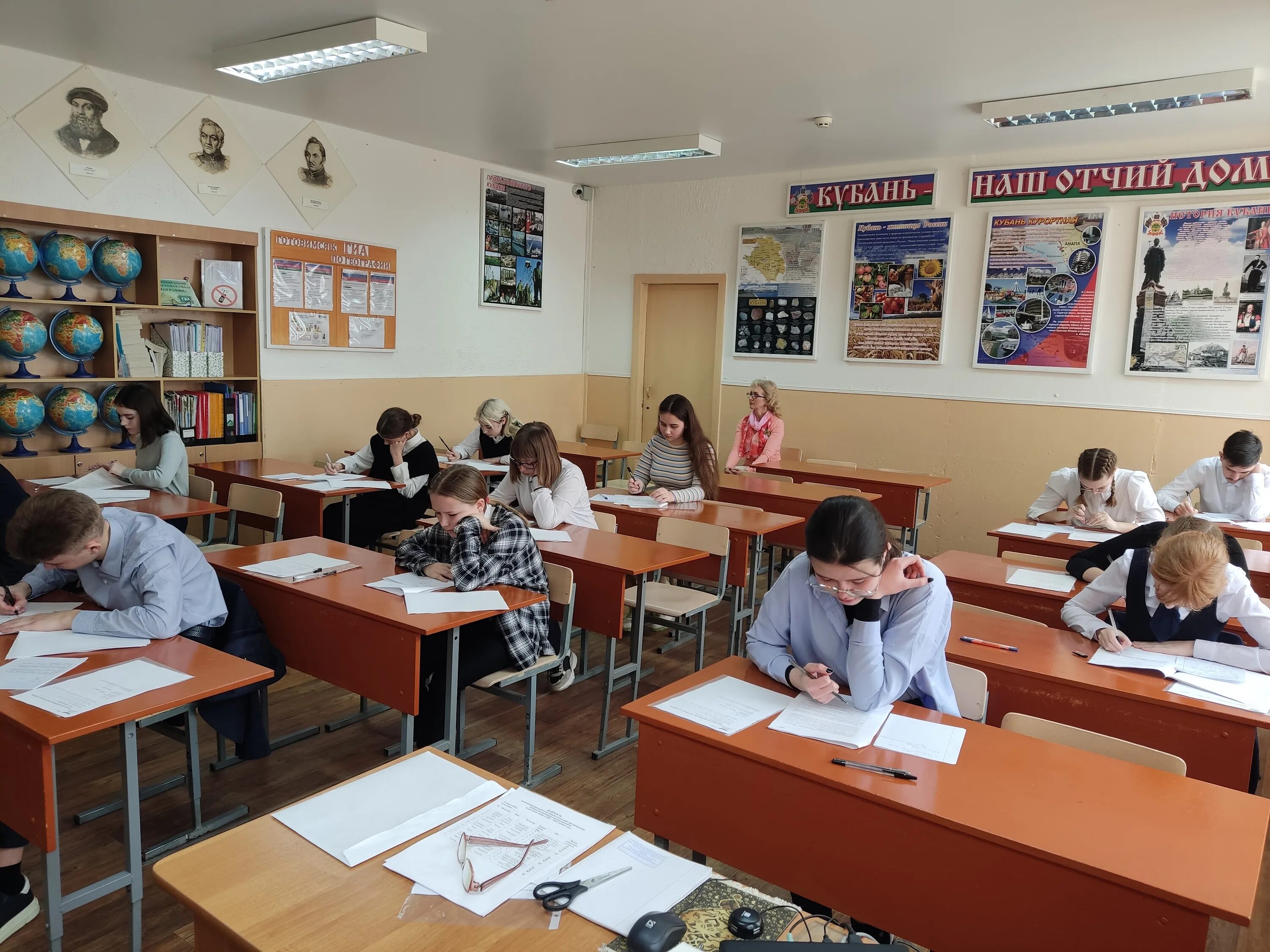 Социальный статус восьмиклассника. Восьмиклассники в бурсе класс. Фото восьмиклассников школы номер 9. Красивый восьмиклассник. Сколько восьмиклассников.