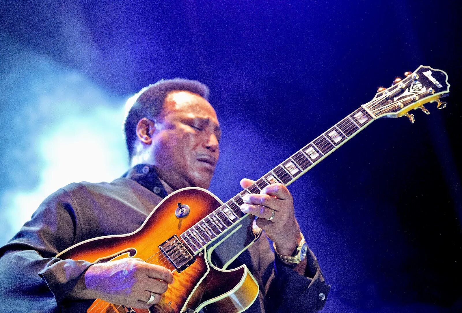 George benson give me the night. George Benson Guitar. Benson guitarist[. George Benson Live. Джазовый басист.