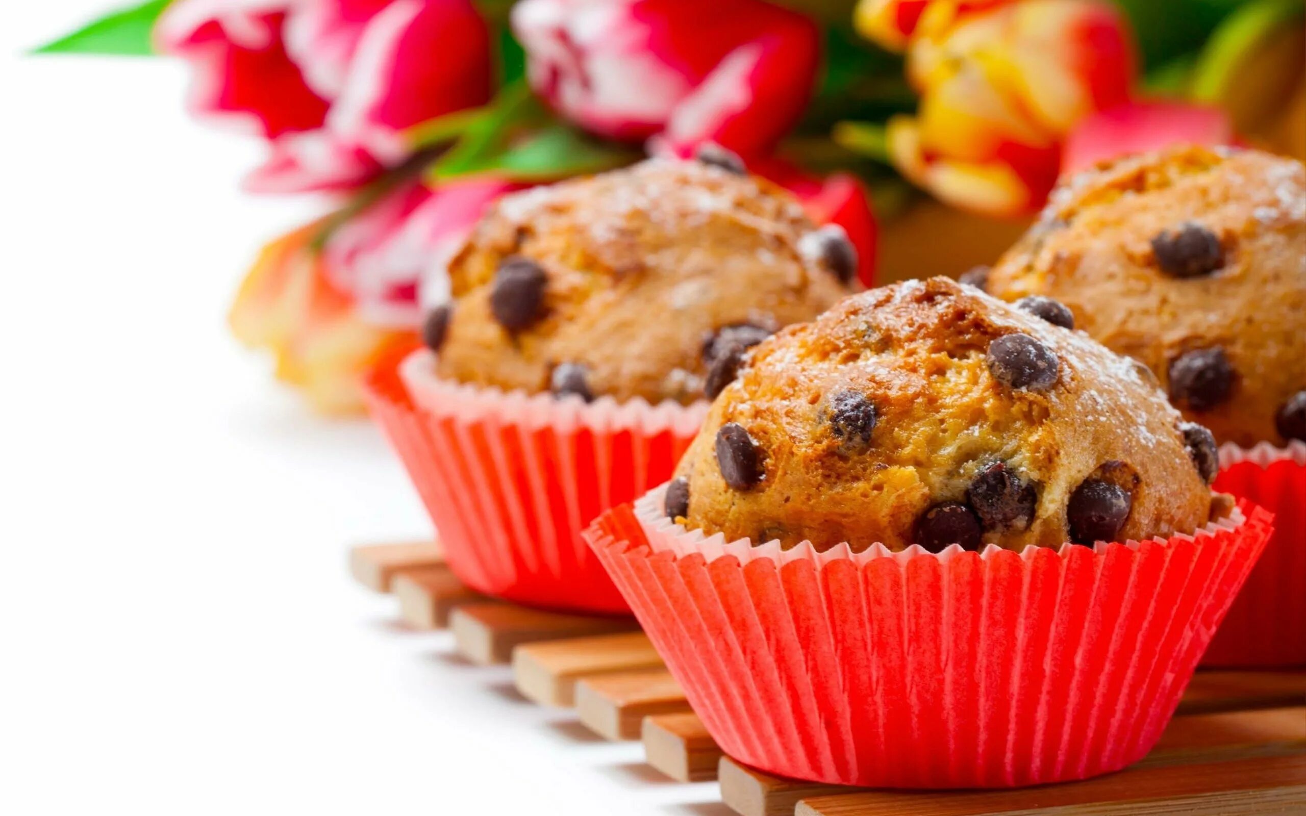 выпечка кекс. кексы на кефире в духовке в формочках. кекс готовый. банановые маффины с шоколадом. готовый кекс.